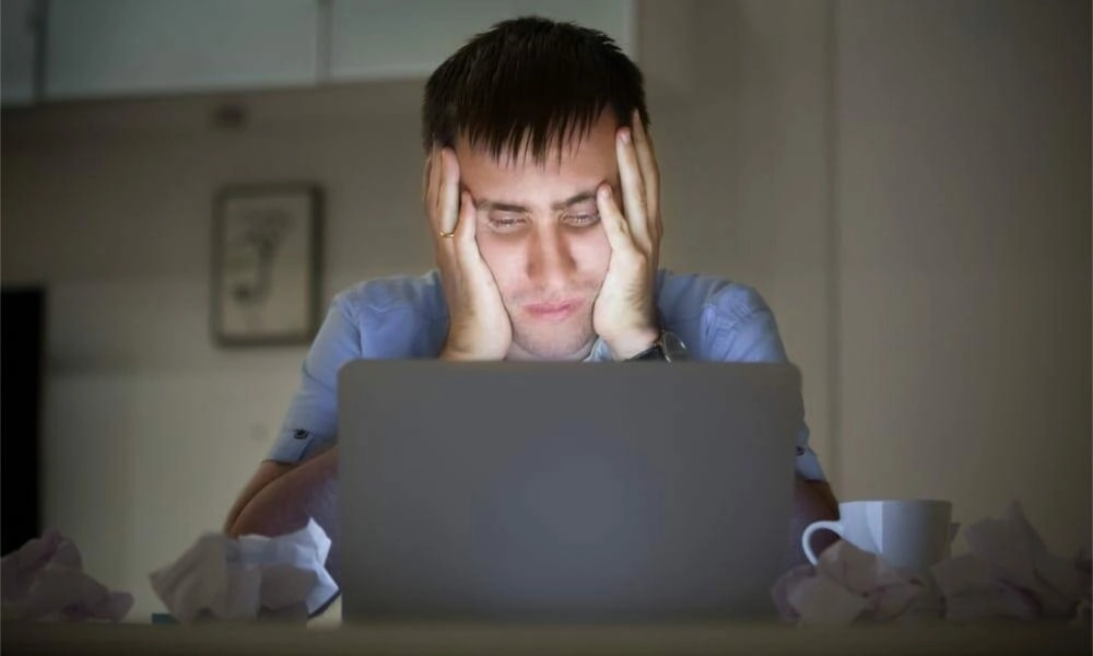 Man in front of laptop - credit yanalya, Freepik