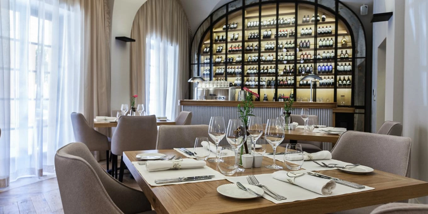 Mamaison-Hotel-Le-Regina-Warsaw__La-Rotisserie-Restaurant_1360x680