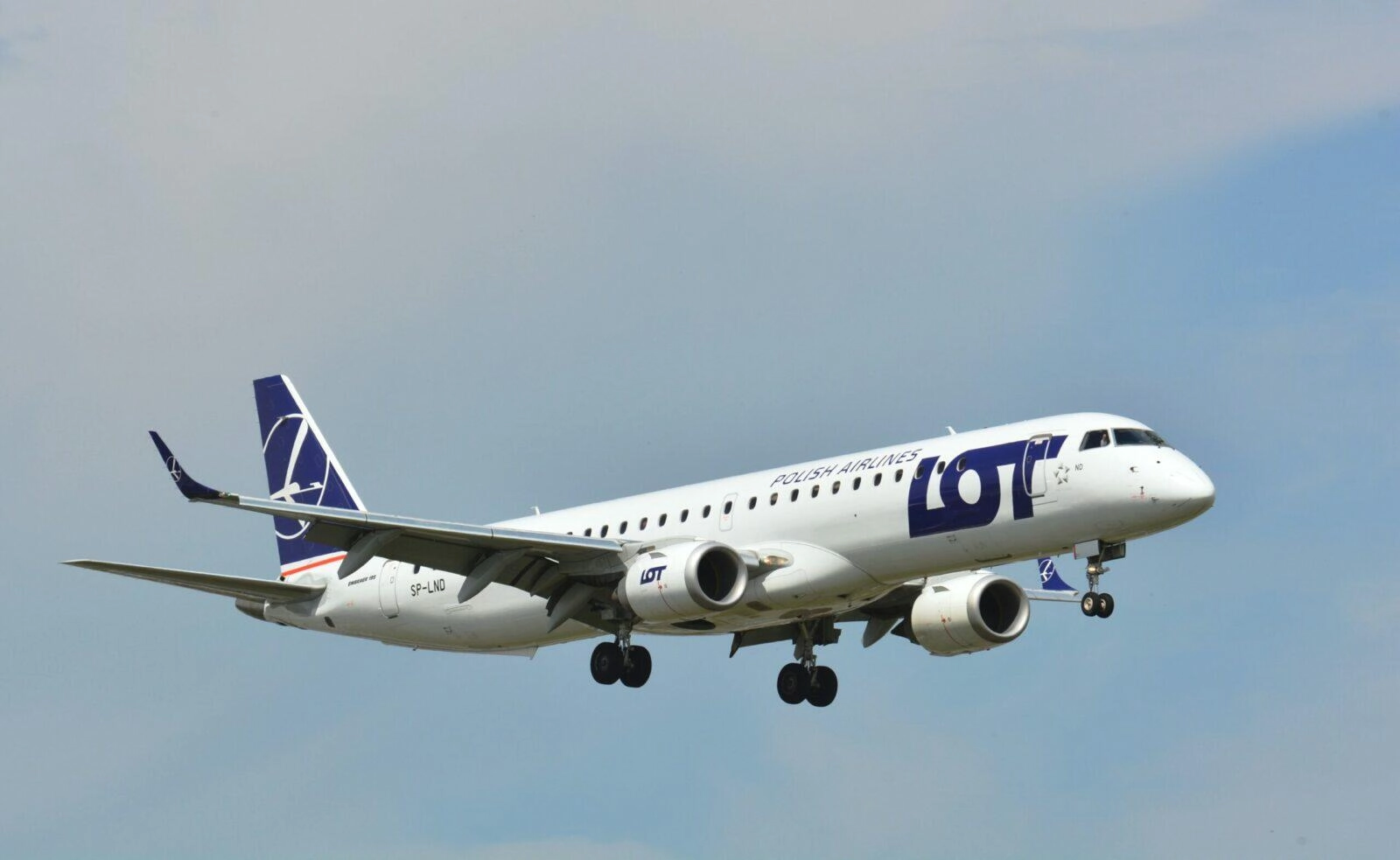 LOT_Embraer_195