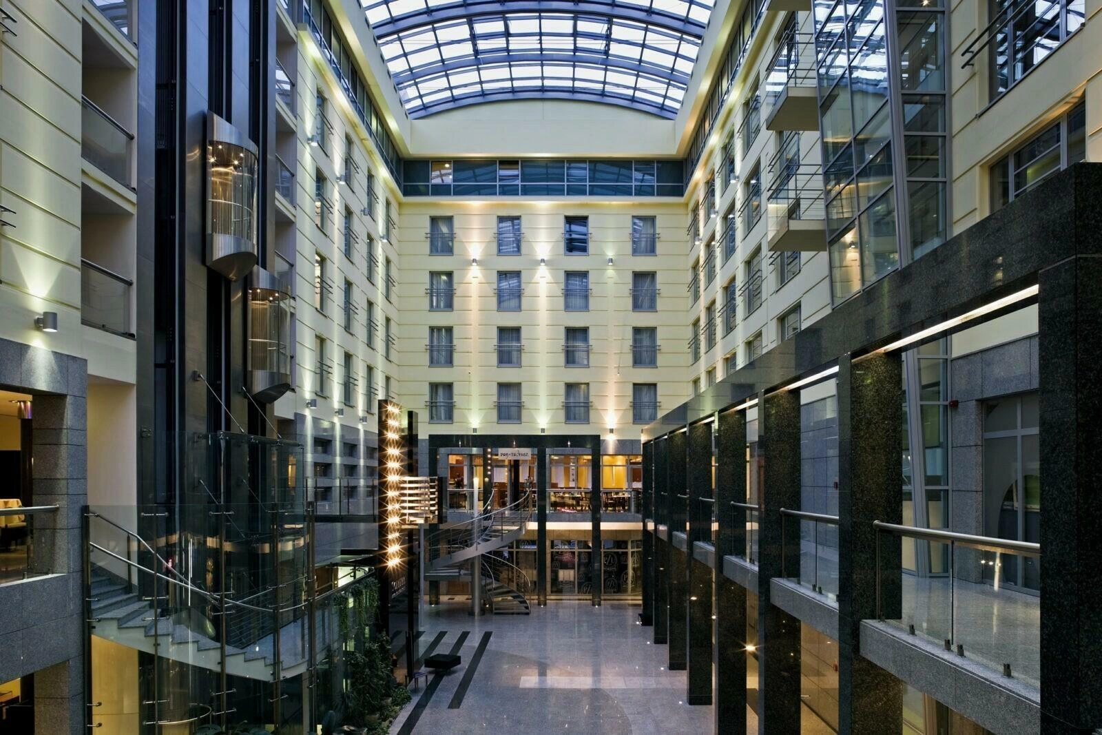 Atrium / Vue nocturne générale et horizontale