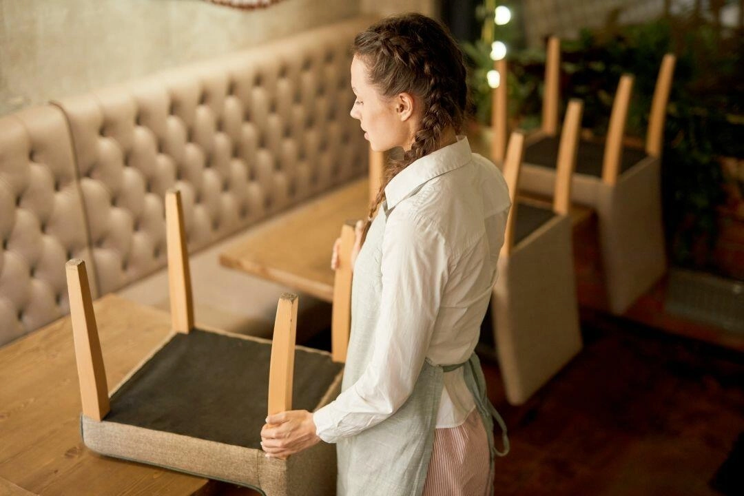 restauracja_kelnerka_sprzata